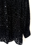 Lade das Bild in den Galerie-Viewer, *Samt &amp; Seide* Bluse Rosen Stickerei (L-XL)
