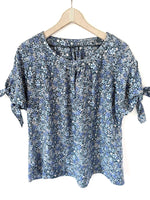 Lade das Bild in den Galerie-Viewer, *Seide* Bluse Blümchen Print Knoten (L-XL)
