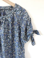 Lade das Bild in den Galerie-Viewer, *Seide* Bluse Blümchen Print Knoten (L-XL)
