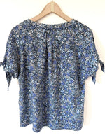 Lade das Bild in den Galerie-Viewer, *Seide* Bluse Blümchen Print Knoten (L-XL)

