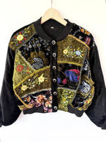 Lade das Bild in den Galerie-Viewer, Samt Bomberjacke Bohemian Stick (M-L)
