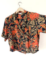 Lade das Bild in den Galerie-Viewer, *Seide* Bluse Cropped Blumen Print Khaki (XL)
