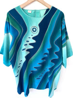 Lade das Bild in den Galerie-Viewer, *Seide* Bluse Handprinted Maritim Blau (XL)
