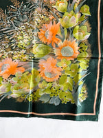 Lade das Bild in den Galerie-Viewer, *Seide* Tuch 80s Blumen Apricot Grün
