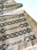 Lade das Bild in den Galerie-Viewer, *Chanel* Tuch Schal Seide Champagner
