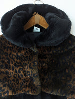 Lade das Bild in den Galerie-Viewer, Cropped Jacke Fake Fur 80s Leo Print Heavin (S-M)
