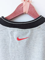 Lade das Bild in den Galerie-Viewer, *Nike* Sweater 90s Spellout Logo Stick Heavin (XXL)
