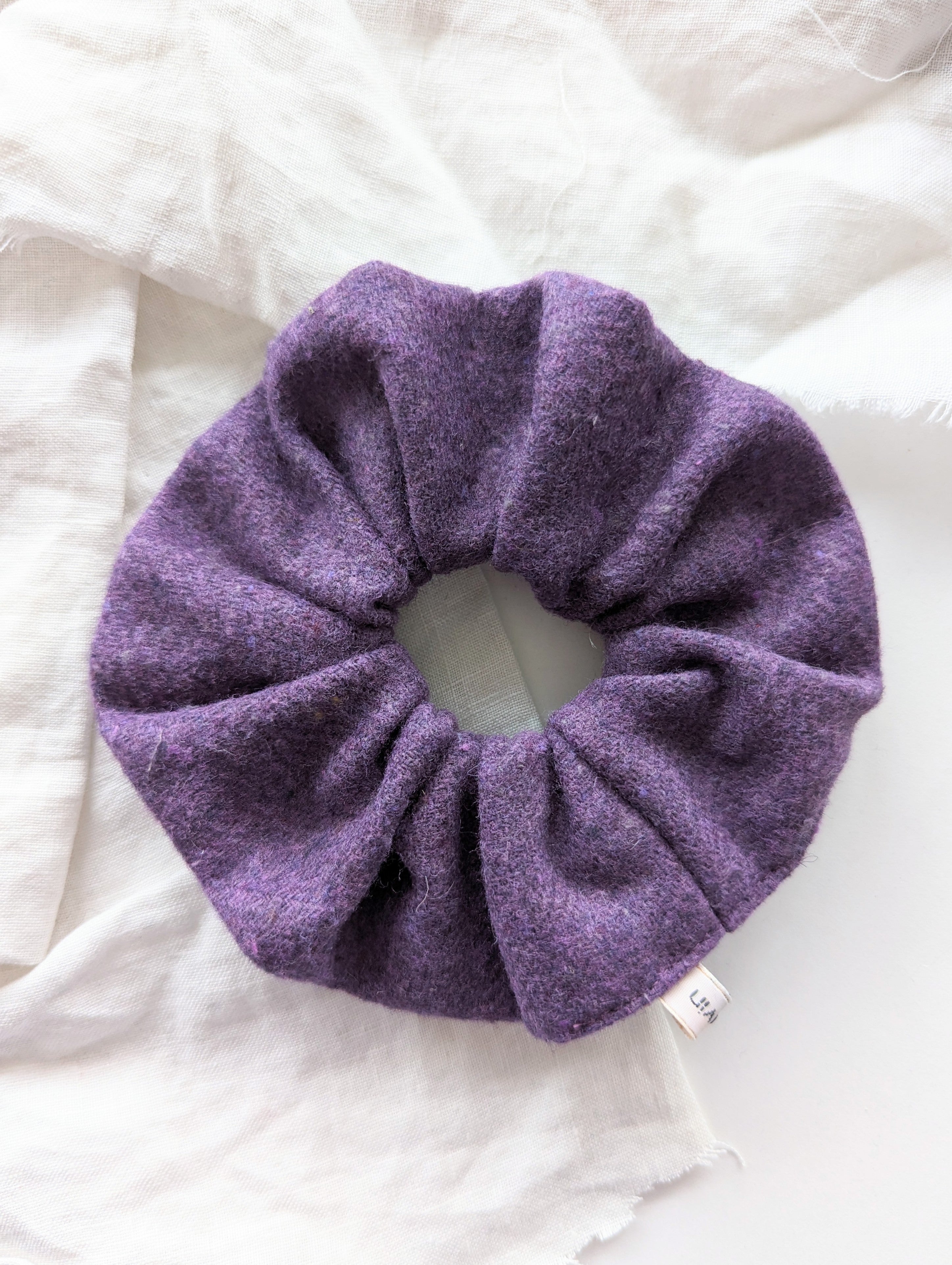 Scrunchie Heavin Upcycling Tweed Wolle Lila