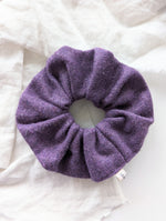 Lade das Bild in den Galerie-Viewer, Scrunchie Heavin Upcycling Tweed Wolle Lila
