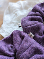 Lade das Bild in den Galerie-Viewer, Scrunchie Heavin Upcycling Tweed Wolle Lila
