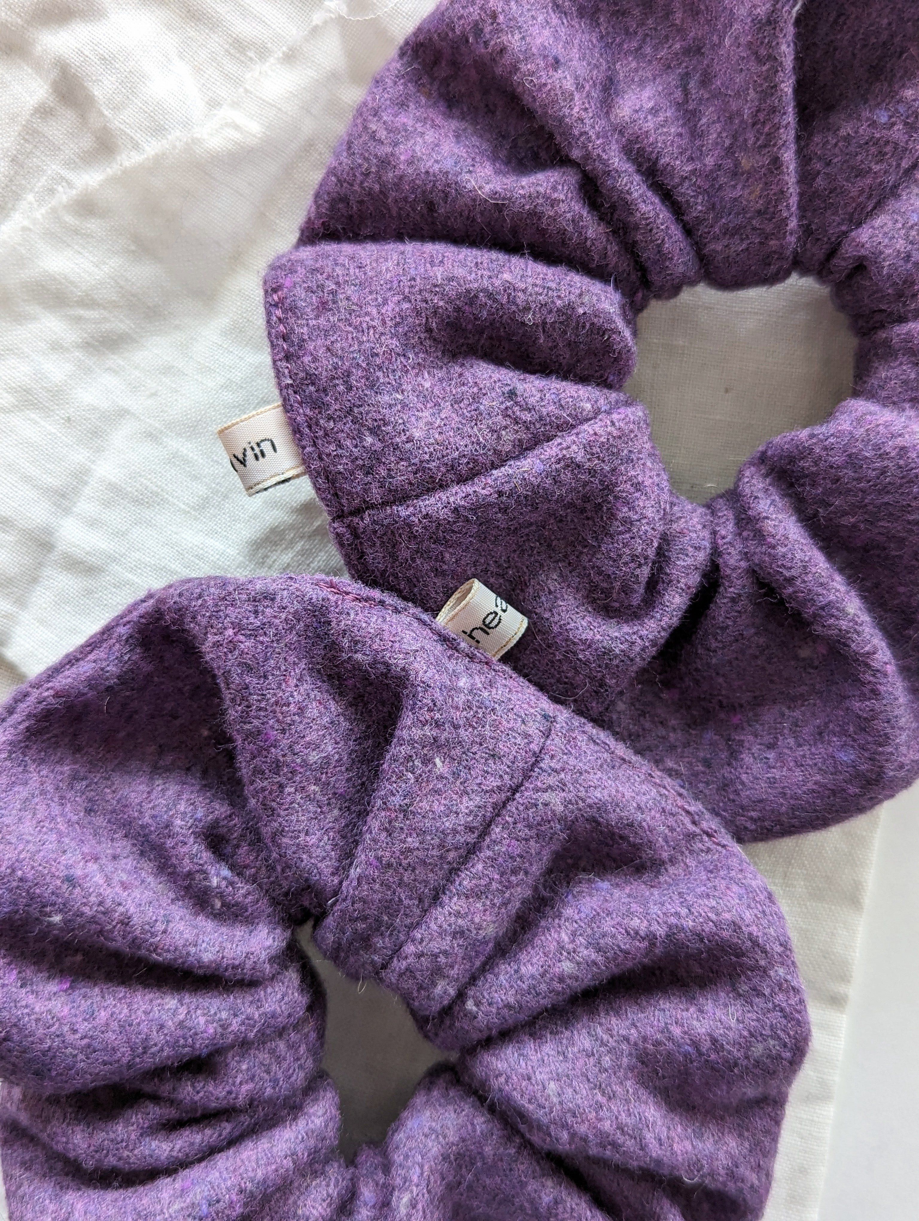 Scrunchie Heavin Upcycling Tweed Wolle Lila