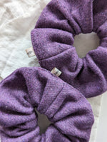 Lade das Bild in den Galerie-Viewer, Scrunchie Heavin Upcycling Tweed Wolle Lila
