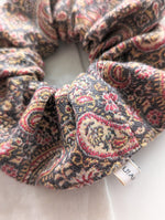 Lade das Bild in den Galerie-Viewer, Scrunchie Heavin Upcycling Tweed Wolle Paisley

