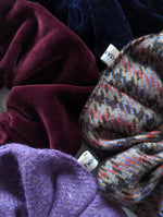 Lade das Bild in den Galerie-Viewer, Scrunchie Heavin Upcycling Samt Aubergine
