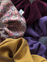 Lade das Bild in den Galerie-Viewer, Scrunchie Heavin Upcycling Tweed Wolle Paisley

