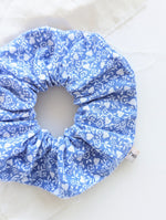 Lade das Bild in den Galerie-Viewer, Scrunchie Heavin Upcycling Folklore Streublümchen
