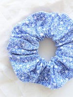 Lade das Bild in den Galerie-Viewer, Scrunchie Heavin Upcycling Folklore Streublümchen
