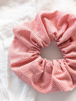 Lade das Bild in den Galerie-Viewer, Scrunchie Heavin Upcycling Apricot Pünktchen
