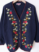 Lade das Bild in den Galerie-Viewer, *Schurwolle* Cardigan Blumen Strickerei (L)
