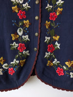 Lade das Bild in den Galerie-Viewer, *Schurwolle* Cardigan Blumen Strickerei (L)
