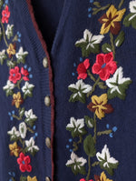 Lade das Bild in den Galerie-Viewer, *Schurwolle* Cardigan Blumen Strickerei (L)
