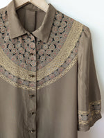 Lade das Bild in den Galerie-Viewer, Bluse Handmade Seide Bohemian Print (L)
