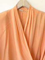 Lade das Bild in den Galerie-Viewer, *Seide* Wickelbluse Cropped 80s Apricot (M)
