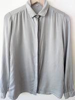 Lade das Bild in den Galerie-Viewer, *Seide* Bluse Grau Streifen Manschetten (M-L)
