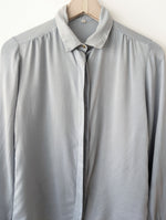 Lade das Bild in den Galerie-Viewer, *Seide* Bluse Grau Streifen Manschetten (M-L)
