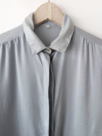 Lade das Bild in den Galerie-Viewer, *Seide* Bluse Grau Streifen Manschetten (M-L)
