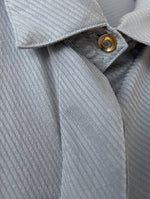 Lade das Bild in den Galerie-Viewer, *Seide* Bluse Grau Streifen Manschetten (M-L)
