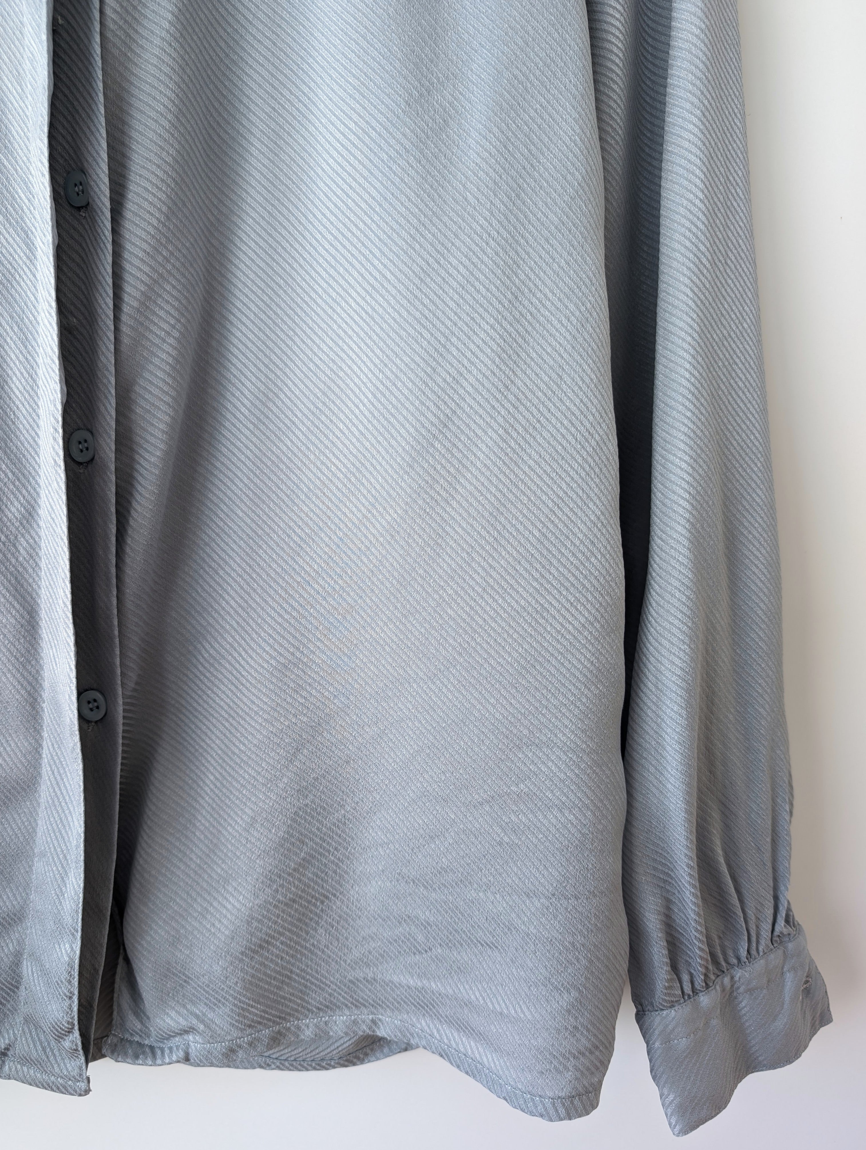*Seide* Bluse Grau Streifen Manschetten (M-L)