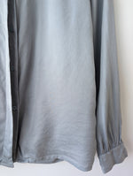 Lade das Bild in den Galerie-Viewer, *Seide* Bluse Grau Streifen Manschetten (M-L)
