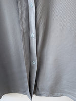 Lade das Bild in den Galerie-Viewer, *Seide* Bluse Grau Streifen Manschetten (M-L)
