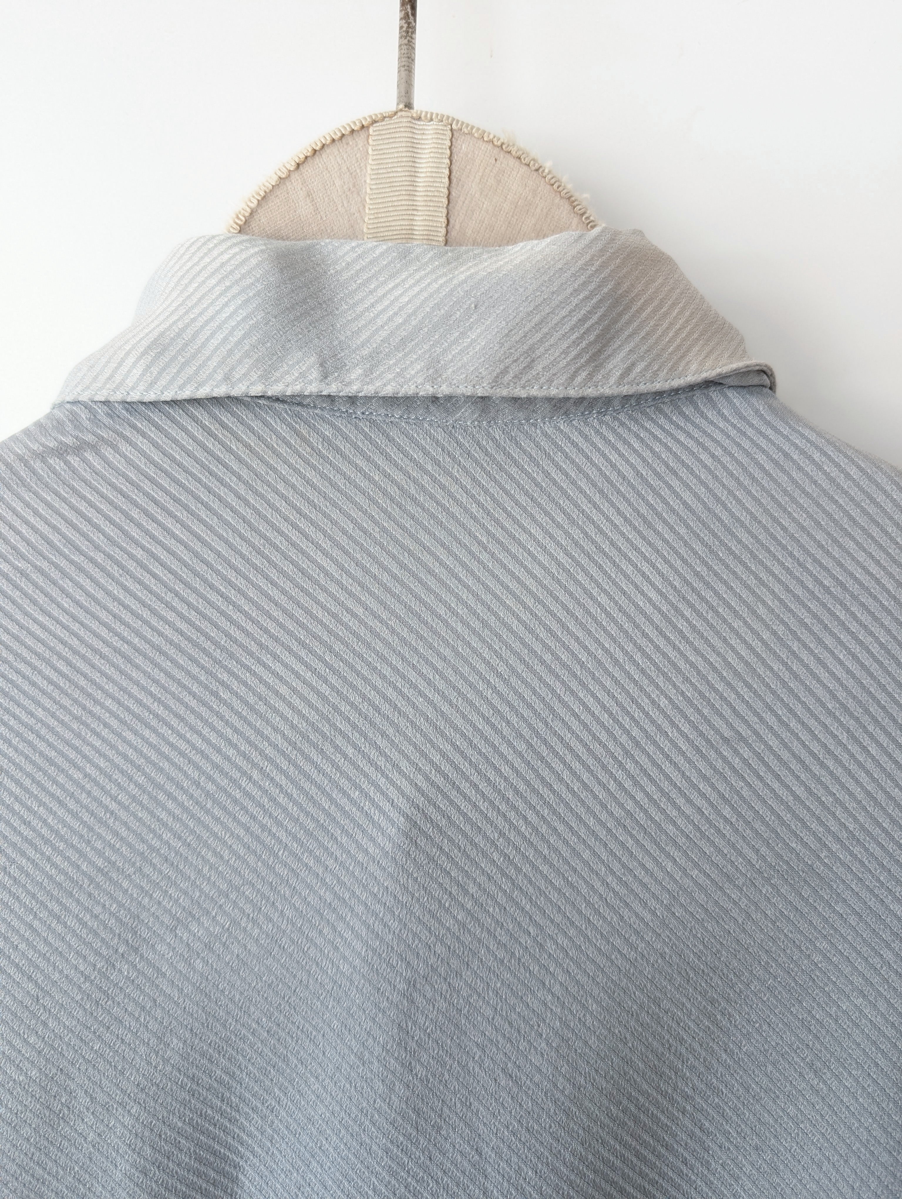 *Seide* Bluse Grau Streifen Manschetten (M-L)