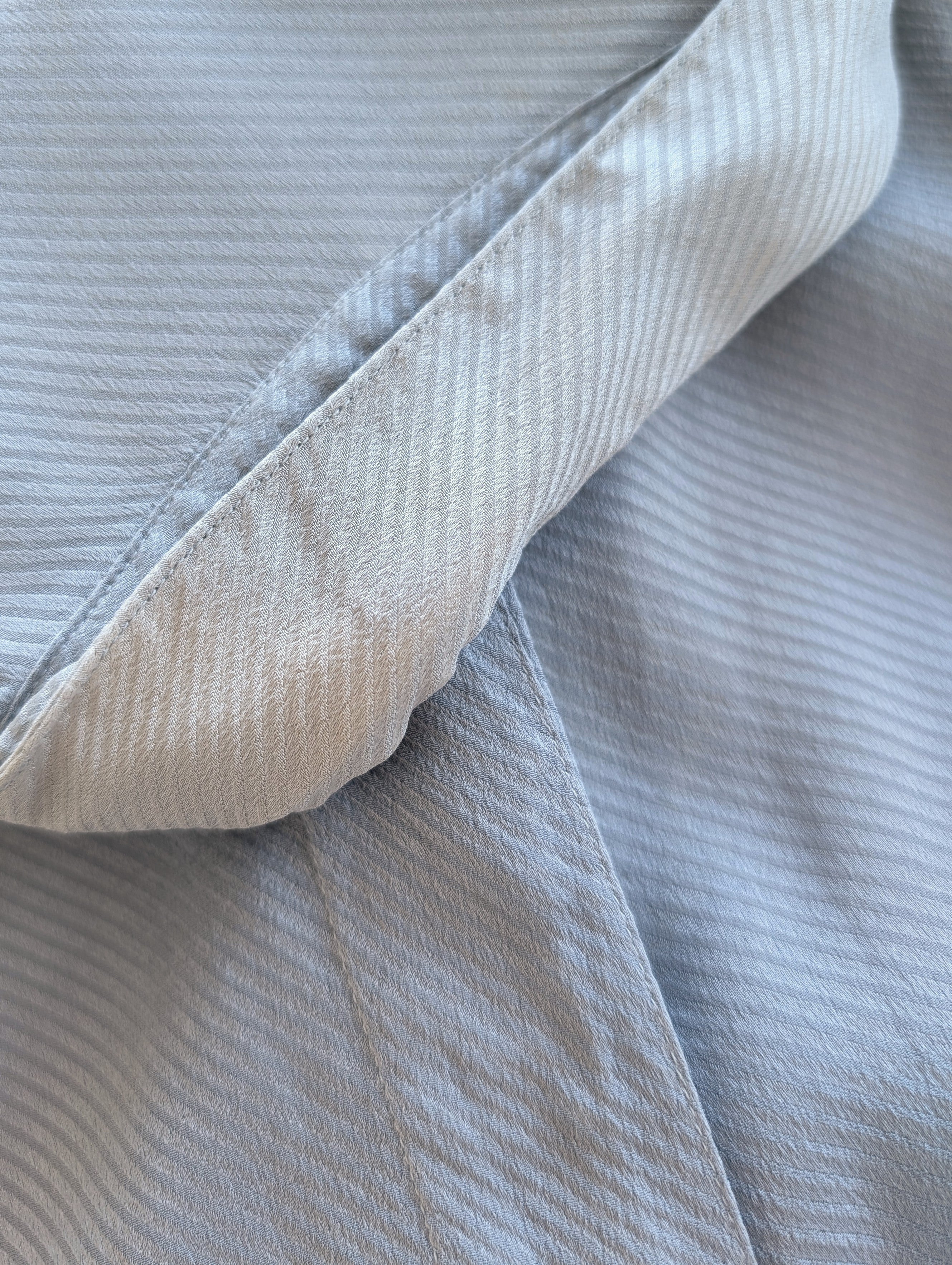 *Seide* Bluse Grau Streifen Manschetten (M-L)