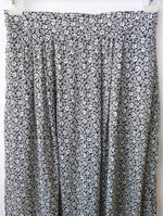 Lade das Bild in den Galerie-Viewer, Rock 80s Blumen Schwarz Weiß (L-XL)
