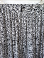 Lade das Bild in den Galerie-Viewer, Rock 80s Blumen Schwarz Weiß (L-XL)

