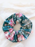 Lade das Bild in den Galerie-Viewer, Scrunchie Upcycling Romantic Rosé
