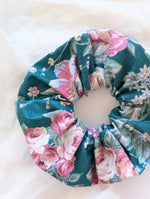 Lade das Bild in den Galerie-Viewer, Scrunchie Upcycling Romantic Rosé
