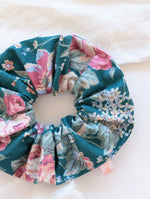 Lade das Bild in den Galerie-Viewer, Scrunchie Upcycling Romantic Rosé
