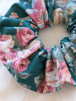 Lade das Bild in den Galerie-Viewer, Scrunchie Upcycling Romantic Rosé
