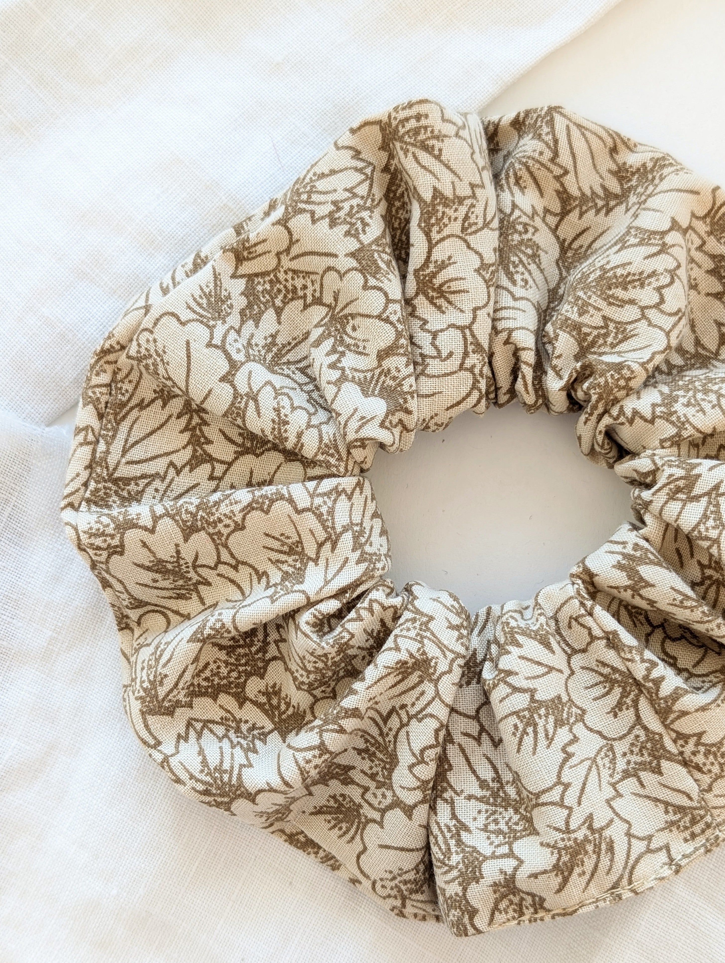 Scrunchie Upcycling Blätter Khaki Creme