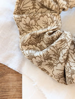 Lade das Bild in den Galerie-Viewer, Scrunchie Upcycling Blätter Khaki Creme
