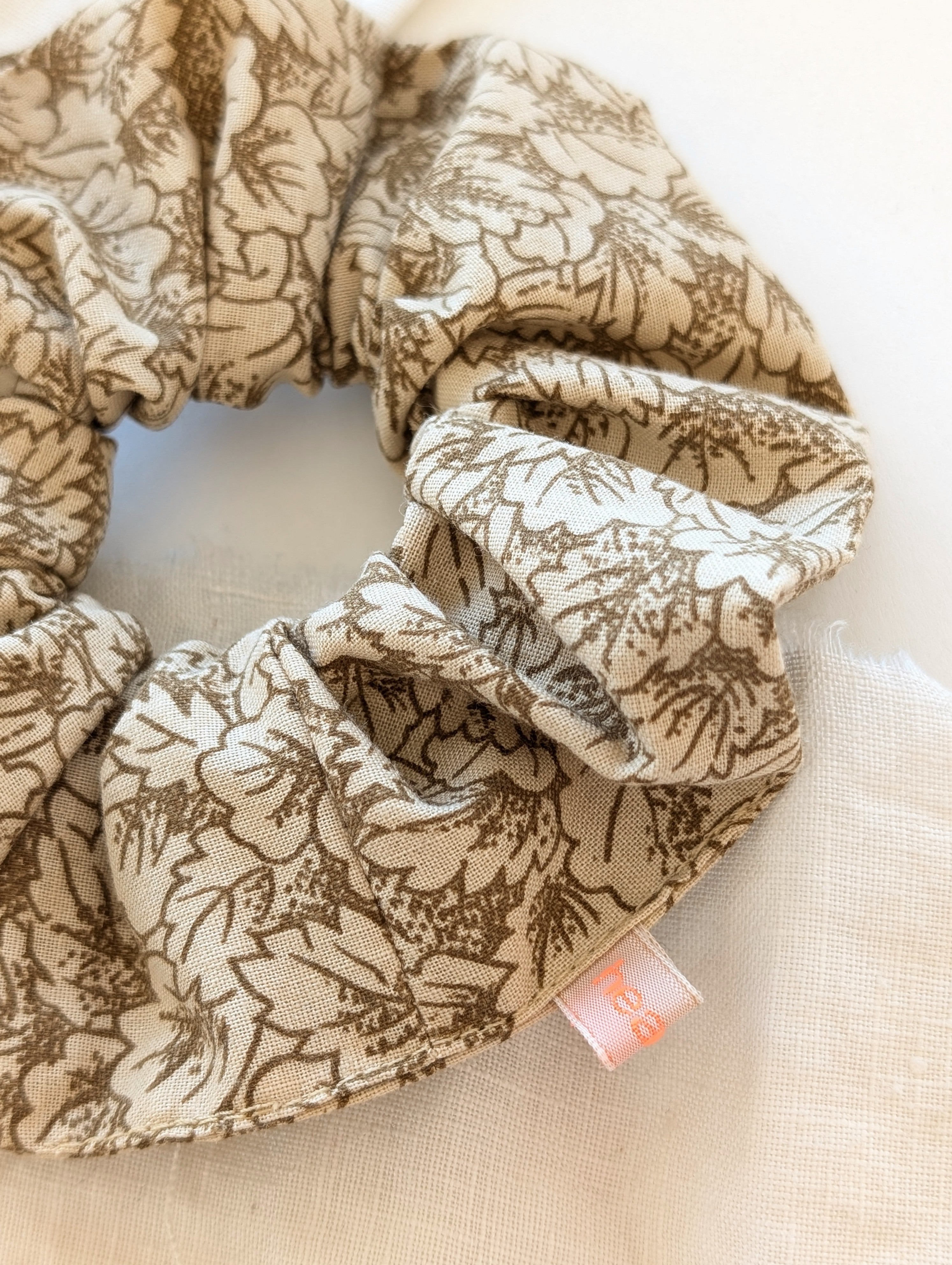 Scrunchie Upcycling Blätter Khaki Creme