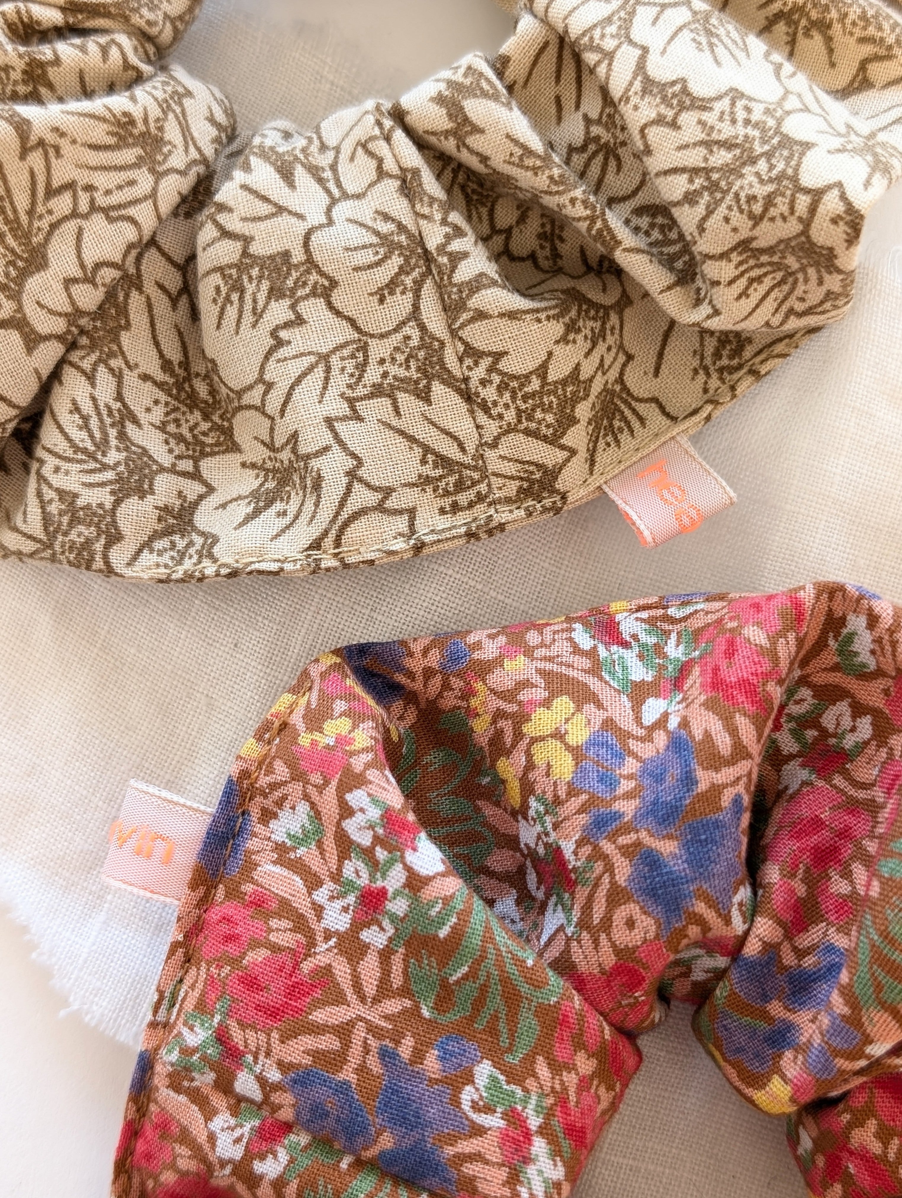 Scrunchie Upcycling Blätter Khaki Creme