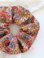 Lade das Bild in den Galerie-Viewer, Scrunchie Upcycling Braun Streublümchen
