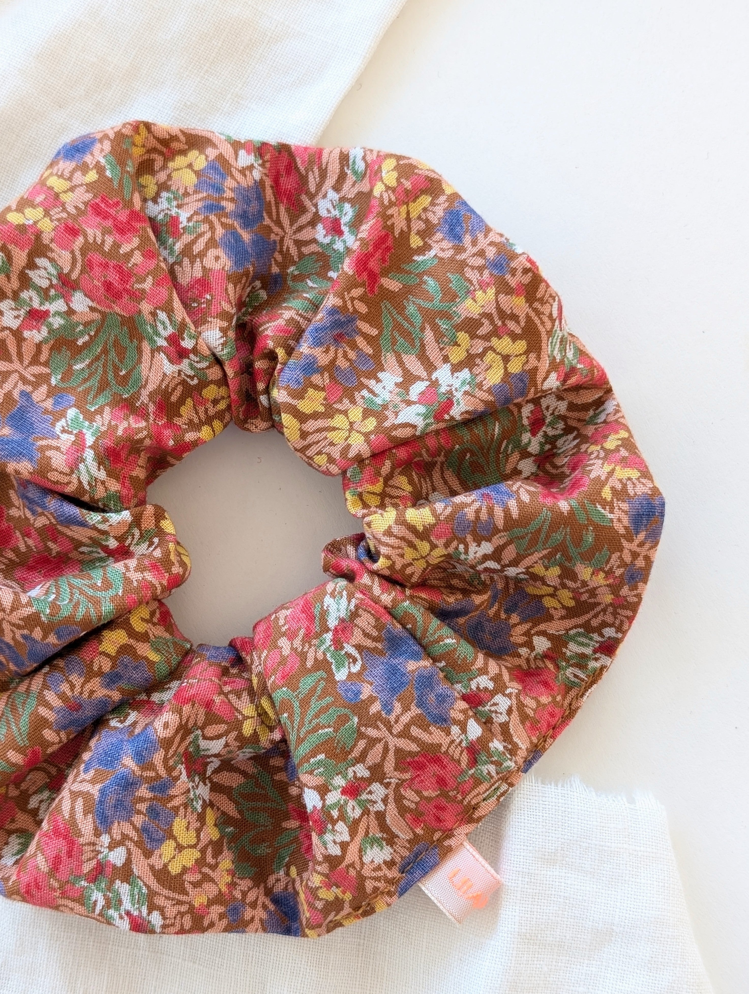 Scrunchie Upcycling Braun Streublümchen