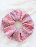 Lade das Bild in den Galerie-Viewer, Scrunchie Romantic Print Altrosa Flieder

