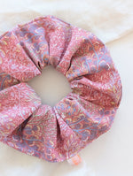 Lade das Bild in den Galerie-Viewer, Scrunchie Romantic Print Altrosa Flieder
